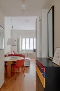 een keuken en een woonkamer met een tafel en stoelen bij Olimpico, Flaminio, Maxxi e Auditorium a 2 passi in Rome