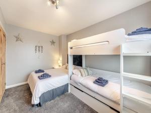2 Etagenbetten in einem kleinen Zimmer mit Sternen an der Wand in der Unterkunft Druridge Hideout in Broomhill