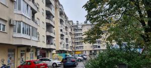 Svijetin Brijeg的住宿－Apartman Velimir Stari Aerodrom，一条城市街道,汽车停在高楼旁边