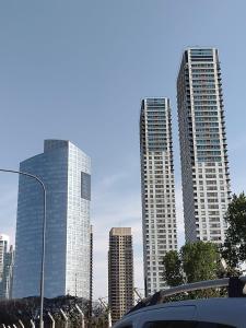 un grupo de edificios altos en una ciudad en Departamento Corrientes Av. en Buenos Aires