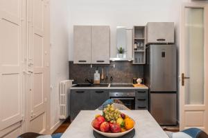 a kitchen with a bowl of fruit on a table at Casa dei Visionari in Bari