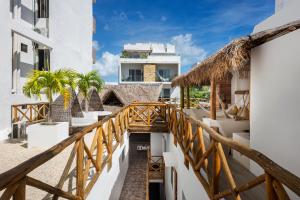 A balcony or terrace at Verandah Studios