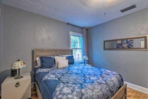 Dormitorio azul con cama y ventana en Cozy Gainesville Home about 1 Mi to University! en Gainesville