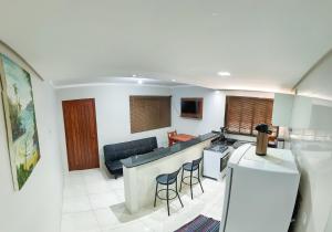um quarto com uma cozinha e uma sala de estar em Apto com churrasq em Monte Castelo-Campo Grande MS em Campo Grande