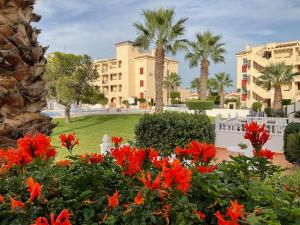 Vonkajšia záhrada v ubytovaní Gound Floor Bungalow Jumilla III Playa Flamenca