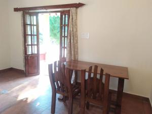 - une table et des chaises en bois dans l'établissement Palmeiral BeachVilla, à Calangute 21 autres photos