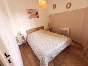Ένα ή περισσότερα κρεβάτια σε δωμάτιο στο Appartement Cosy sur la Presqu'île de Cap Coudalere avec terrasse et piscine chauffée jusqu'à fin octobre, aire de jeux d'enfants, parking
