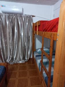 1 dormitorio con 2 literas y ventana en Apart lo de Vivi en Puerto Iguazú