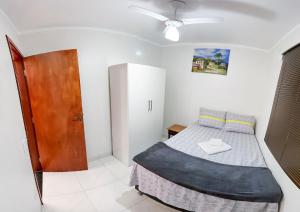 a small bedroom with a bed and a closet at Otimo apto c WiFi - Monte Castelo, Campo Grande MS in Campo Grande