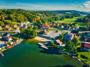 una vista aérea de una pequeña ciudad sobre un río en Centrum Wypoczynkowo-Szkoleniowe Ostrzyce en Ostrzyce