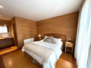 Postel nebo postele na pokoji v ubytování Palafito 1326 Hotel Boutique Chiloé