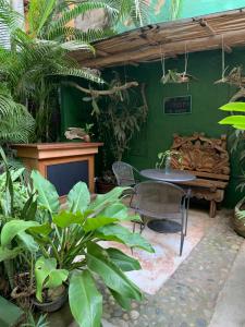 een patio met een tafel, stoelen en planten bij Oka Hey, Sayulita in Sayulita