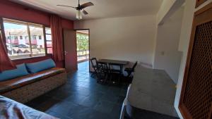 a living room with a couch and a table at Residencial Chalés Âncora in Ubatuba