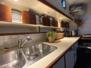 una cocina con fregadero y encimera en AMAZING PRIVATE LUXURY BOAT ACCOMMODATION, en Ámsterdam