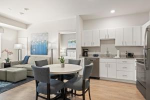 cocina y sala de estar con mesa y sillas en WaterWalk- Kansas City- Overland Park en Overland Park