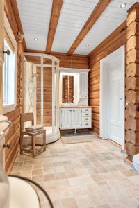 cocina con paredes de madera y techo de madera en Trysilfjellet, en Trysil 281 fotos más