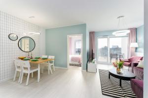 salon ze stołem i jadalnią w obiekcie Klif Apartamenty Nadmorskie Tarasy D601 w Kołobrzegu