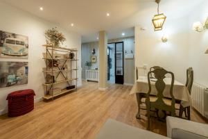 a dining room with a table and a chair in a room at Wide with beautiful kitchen 2Bd 3Bth -Arenal in Seville