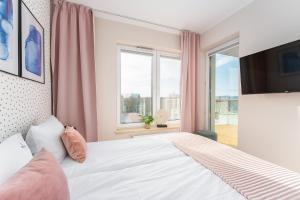 sypialnia z łóżkiem i dużym oknem w obiekcie Klif Apartamenty Nadmorskie Tarasy D601 w Kołobrzegu +22 zdjęcia
