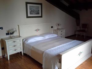 フェラーラにあるLe Stanze sul Poのベッドルーム(大きな白いベッド1台、椅子付)