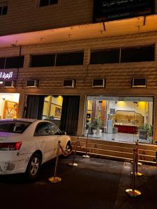 a white car parked in front of a building at ركن فينيسيا للشقق المخدومة in Hail