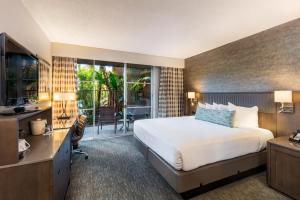Postel nebo postele na pokoji v ubytování Handlery Hotel San Diego