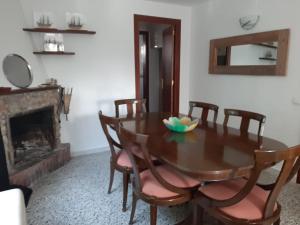 comedor con mesa, sillas y chimenea en Casa de montaña en plena naturaleza, jacuzzi, sauna y piscina, en Bisbal del Penedès