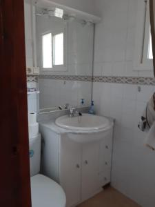 y baño con lavabo, aseo y espejo. en Casa de montaña en plena naturaleza, jacuzzi, sauna y piscina, en Bisbal del Penedès