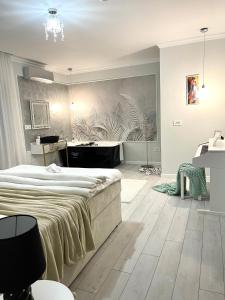 una camera con un grande letto e una scrivania di AM Apartments 13 Timisoara a Timişoara