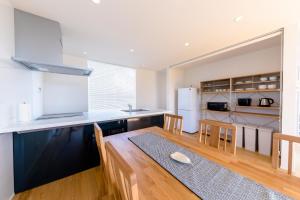 eine Küche und ein Esszimmer mit einem Tisch und Stühlen in der Unterkunft Frame view -west- - Vacation STAY 94079 in Azagawa