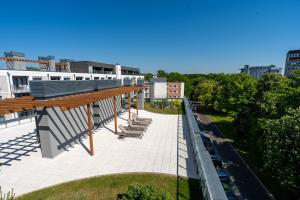 widok na dach budynku z ławką w obiekcie Klif Apartamenty Nadmorskie Tarasy D601 w Kołobrzegu