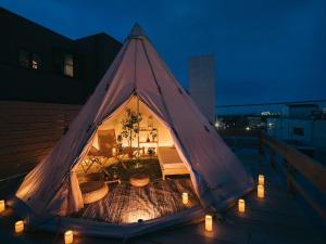 荒尾的住宿－Noasobi Lodge 206- Vacation STAY 45777v，屋顶上的一个金字塔帐篷,晚上有灯