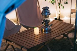 Noasobi Lodge 206- Vacation STAY 45777v في Arao: مصباح وشمعة على طاولة خشبية