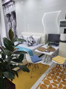 - un salon avec un canapé, une table et des chaises dans l'établissement ATHENS HAUSE BY ATHENS 3, à Athènes