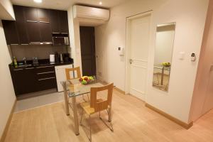 A cozinha ou cozinha compacta de 2W Apartments Service