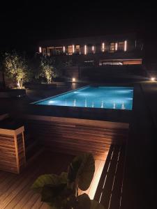 uma piscina à noite com um banco em Guesthouse Andor em Balen