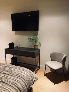 A television and/or entertainment centre at Guesthouse Andor