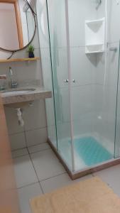a shower with a glass door in a bathroom at Apartamento Pé na areia em Tamandaré-Porto Cayman in Tamandaré