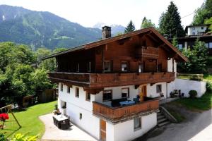 uma casa velha nas montanhas em Ferienchalet Kreuzlauhof MAY-101 em Schwendau