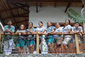 un grupo de personas sentadas en una valla en Casa Verde Hotel en Santa Marta