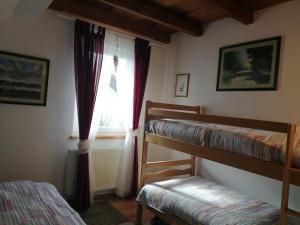 1 dormitorio con 2 literas y ventana en Holiday Home Slavica, en Kupres