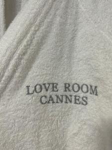 een witte deken met de woorden liefdesspelletjes erop bij Love Room à Cannes - Appartement 25m2 pour 2 personnes avec un jacuzzi Privé in Cannes