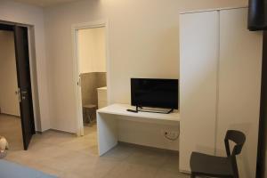 a room with a desk with a television on it at LA DIMORA DEL FALEGNAME in Matera