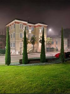 Ein Gebäude mit einem Haufen Bäume davor. in der Unterkunft Hotel Villa Maranello in Maranello