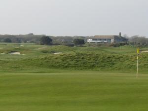 vista para o campo de golfe em The Annex at Barton on Sea em New Milton
