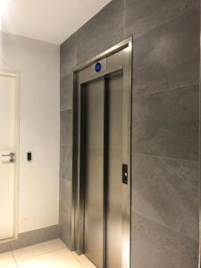 un ascensor con una señal azul en la pared en Estudio moderno en Rosario