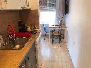 Kuchyň nebo kuchyňský kout v ubytování Royal Red suite No2 PIRAEUS PORT