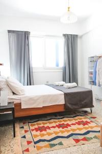 ein Schlafzimmer mit einem großen Bett und einem Teppich in der Unterkunft Blue Levant Guest House in Famagusta