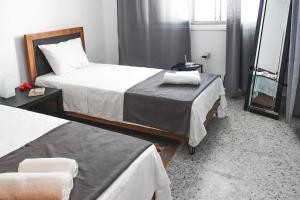 Ein Bett oder Betten in einem Zimmer der Unterkunft Blue Levant Guest House