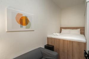Air Apartment 109 في فيلنيوس: غرفة نوم بسرير وصورة على الحائط